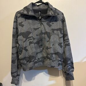 Mondetta Black Camo pullover Size Small